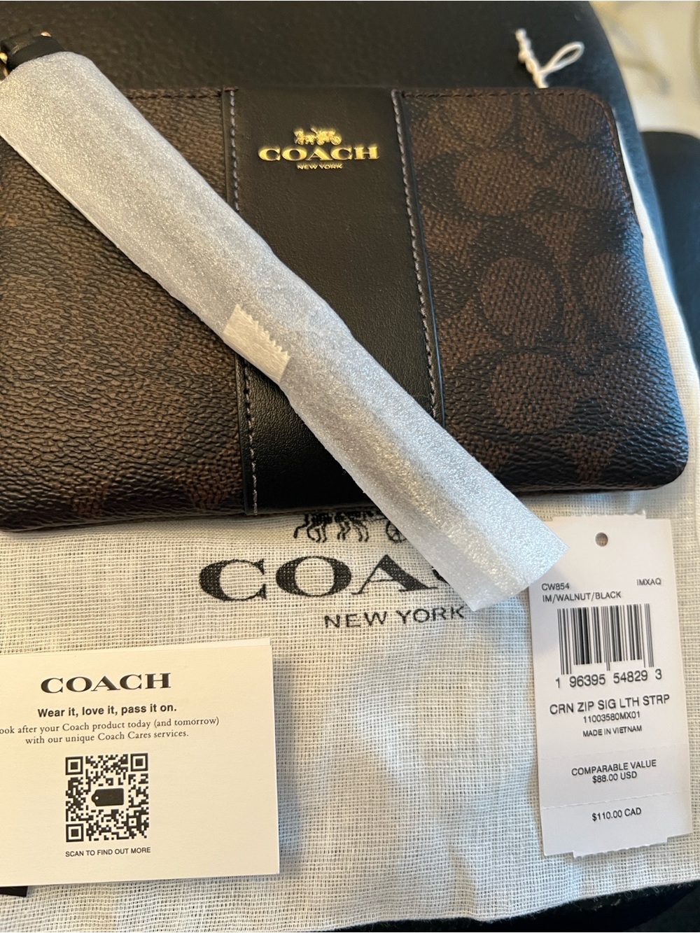 COACH NWT WALNUT/ BLACK CORNER ZIP WRISTLET